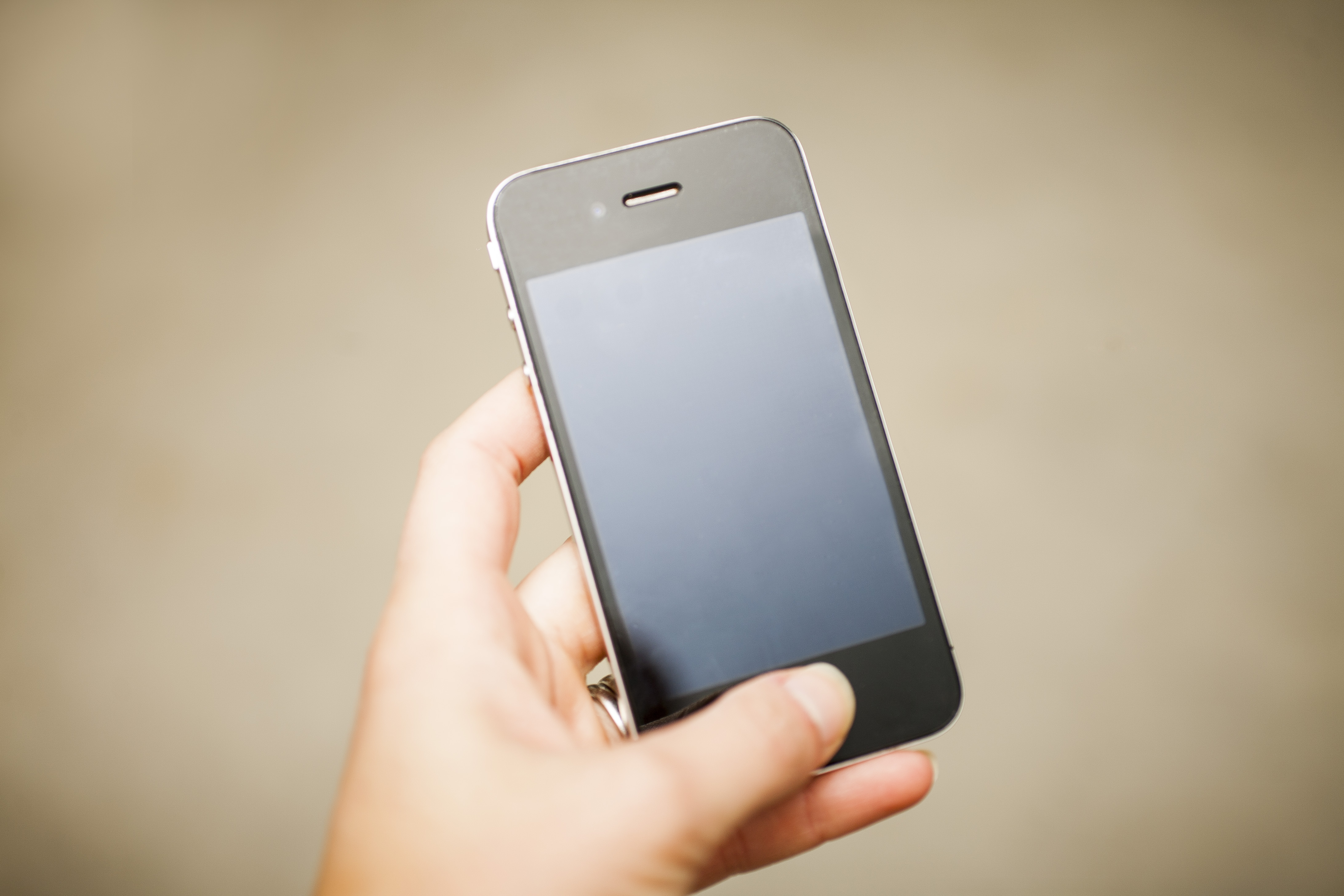 Украсть мобильный телефон. Смартфон в руке. Смартфон в руке картинка. Марки телефонов. Iphone Pixabay.